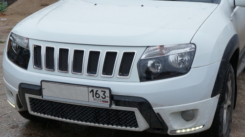 Решетка радиатора Cherokee style NEW с декоративными вставками для Дастер на рено дастер.