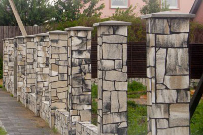 Рваный камень Delap Badacsony в оформлении забора