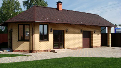 Рваный камень Delap Marron в оформлении фундамента дома